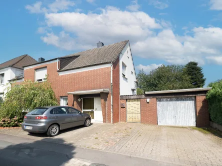 Außenansicht - Haus kaufen in Hasbergen - Modernisierte Doppelhaushälfte mit zwei Wohneinheiten im Herzen von Hasbergen!