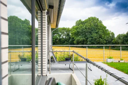 Ausblick Terrasse - Haus kaufen in Bünde - Exklusives Anwesen am Südhang mit Weitblick, Doppelgarage und Carport!