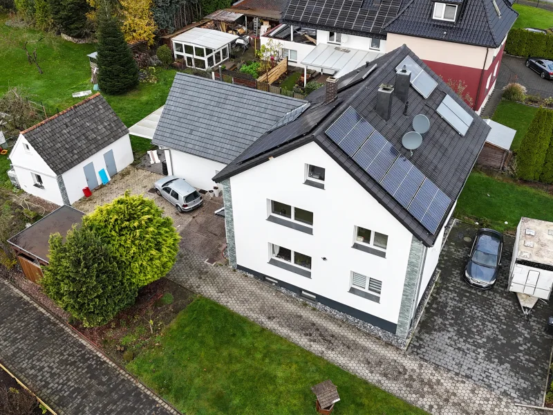 Drohnenansicht - Haus kaufen in Lage - Saniertes und geräumiges Ein-/ Zweifamilienhaus in charmanter Wohnlage