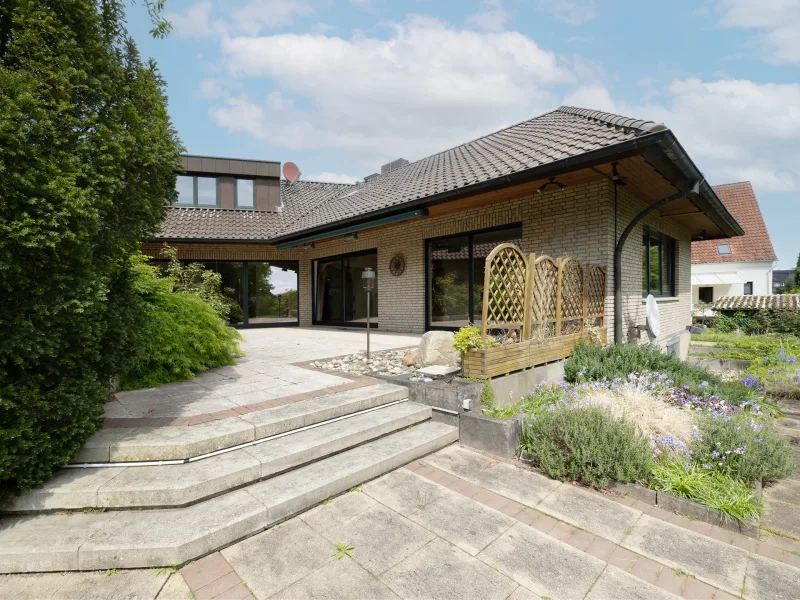 Ansicht Südterrasse - Haus kaufen in Löhne - Vielseitige Traumimmobilie - Zweifamilienhaus mit Erdwärme und idyllischem Gartenparadies in Löhne