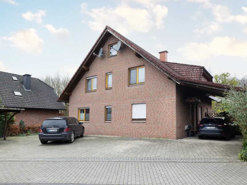 Straßenansicht - Haus kaufen in Borgholzhausen - Naturnahes Zweifamilienhaus in ruhiger Wohnlage von Borgholzhausen