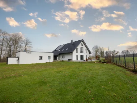 Ansicht Garten - Haus kaufen in Melle - Modern, durchdacht, einzigartig - kernsaniertes Einfamilienhaus mit Einliegerwohnung in ruhiger Lage