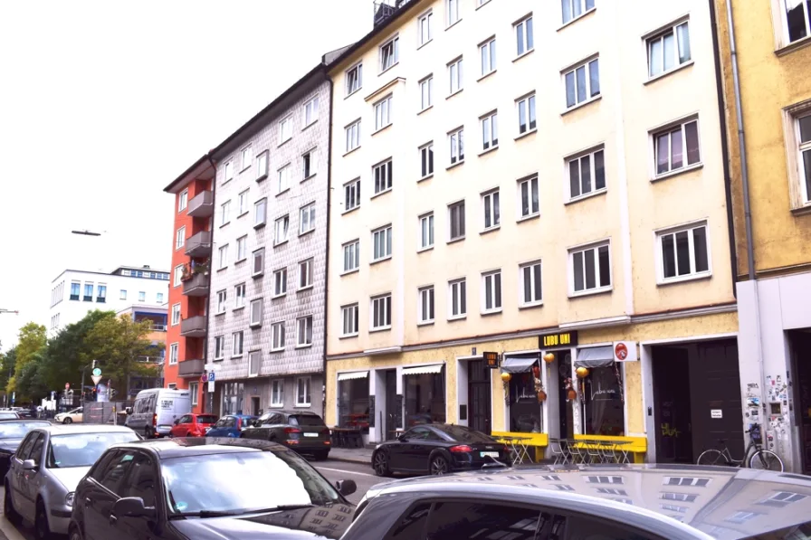Blick von der Straße zum Gebäude - Wohnung kaufen in München / Maxvorstadt - Renovierte 3-Zimmer-Wohnung in der begehrten Maxvorstadt in München - sofort beziehbar