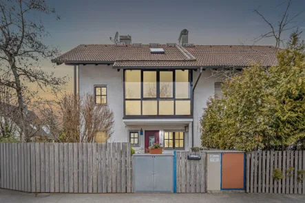 Eingang - Haus kaufen in München - Eckgrundstück mit charmanter Doppelhaushälfte in Waldperlach