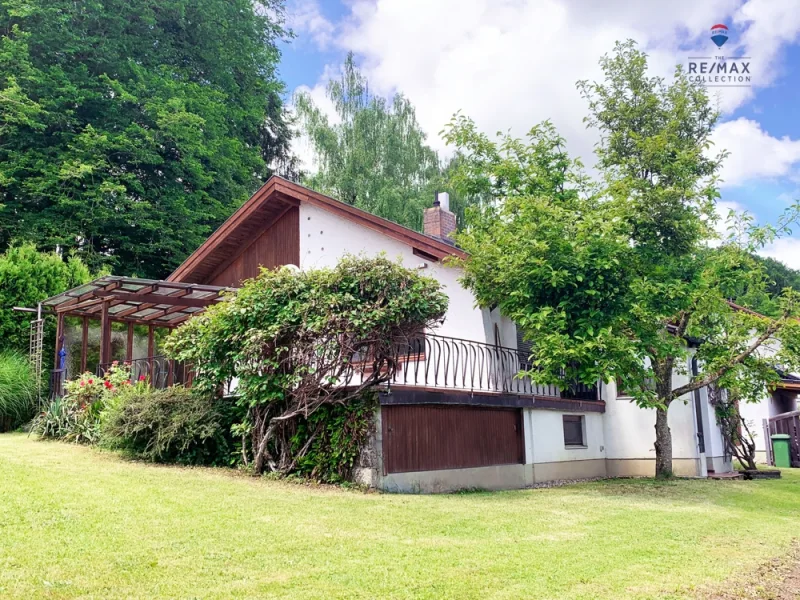 Hausansicht vom Garten - Haus kaufen in Aßling - Juwel im Voralpenland: Großes Grundstück mit Altbestand zum renovieren/sanieren oder weiteres Baupotenzial nutzen.