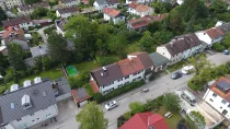 Beispiel für Neubebauung - graues Haus links