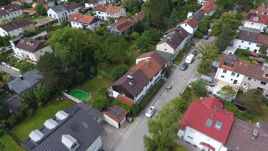 Beispiel für Neubebauung - graues Haus im Vordergrund