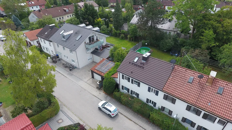 Beispiel für Neubebauung - graues Haus