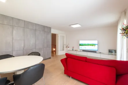 Wohnzimmer - Wohnung mieten in München - Modern möblierte 5-Zimmer-Gartenwohnung mit Souterrain-Bereich in TOP-Lage von Waldtrudering