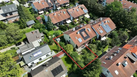 Drohnenaufnahme - Haus kaufen in München - Renovierungsbedürftiges REH mit viel Potential in TOP-Lage von Trudering!