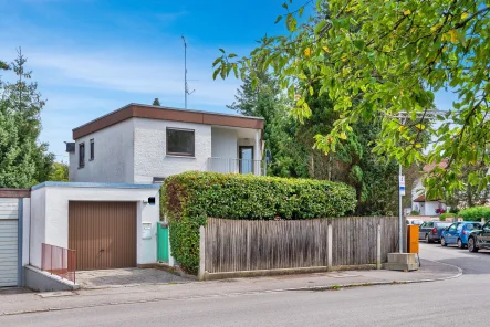 Hausansicht - Haus kaufen in München - TOP Lage Waldtrudering - DHH renovierungsbedürftig mit schönem Grundstück