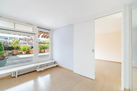 Schlafzimmer mit Blick auf die Terrasse - Wohnung kaufen in München - Schwabinger Lebensgefühl: 2-Zimmer-Wohnung mit sonniger Terrasse in zentraler Lage