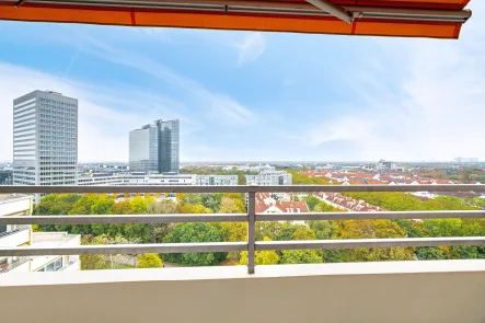 Weitblick vom Balkon - Wohnung kaufen in München - Stadtleben mit Weitblick: Helles 1-Zimmer-Apartment in Schwabing