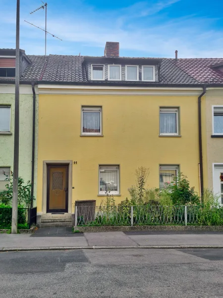 Straßenansicht - Haus kaufen in Schweinfurt - Gepflegtes Reihenmittelhaus (Aufteilung in 3 Wohneinheiten) im schönen Schweinfurt