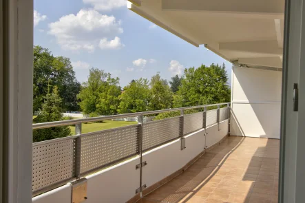 Blick von der Loggia - Wohnung kaufen in Unterhaching - Helle, renovierte 3-Zimmerwohnung in zentraler und ruhiger TOP-Lage von Unterhaching!