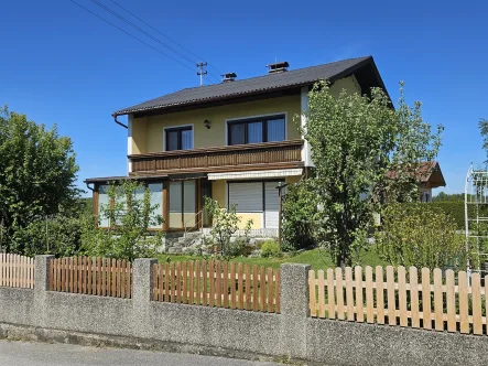 Hausansicht - Haus kaufen in Ostermiething - Ein-Zweifamilienhaus