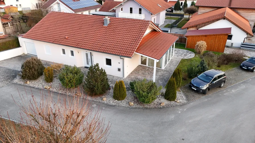 Luftbild  - Haus kaufen in Malching - Moderner Bungalow für barrierefreies Wohnen