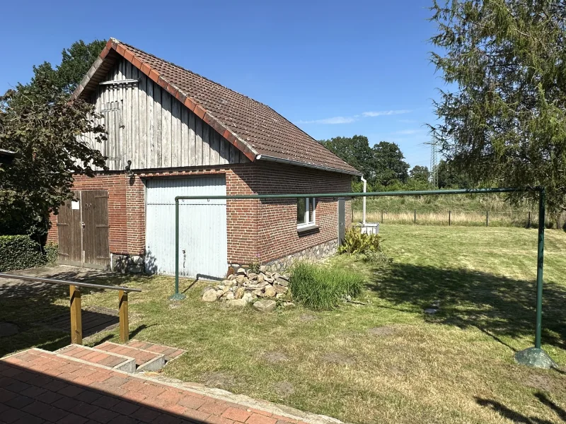 Blick von Terrasse auf Garage