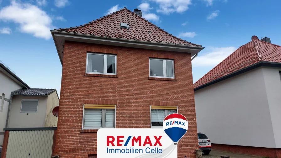 Frontansicht - Haus kaufen in Celle - Freistehendes Zweifamilienhaus in guter Wohnlage von Celle! (TJ-6216)