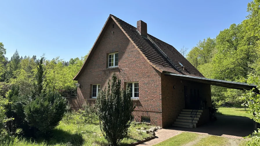  Hausansicht mit Carport und Treppe