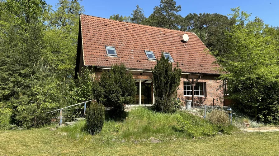 Terrassenseite mit Blick zum Teich