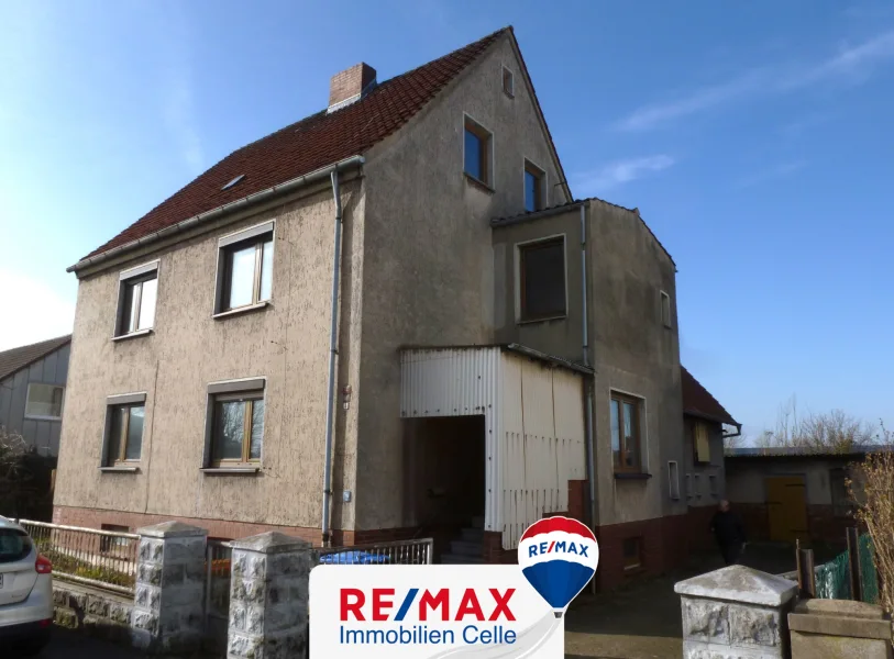  Gesamtansicht von Nordosten - Haus kaufen in Lahstedt / Oberg - Handwerker aufgepasst, großes Haus sucht Neugestaltung! (RK-6267)
