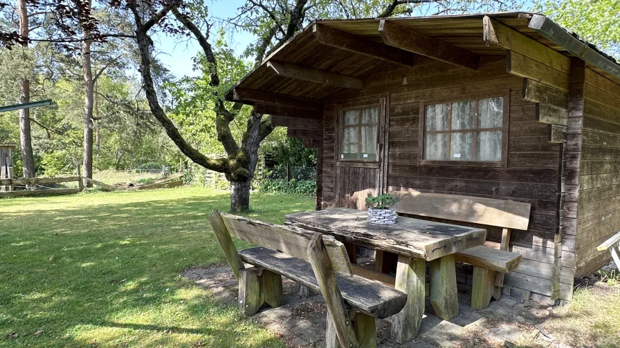  Holzhütte mit kleinem Sitzbereich