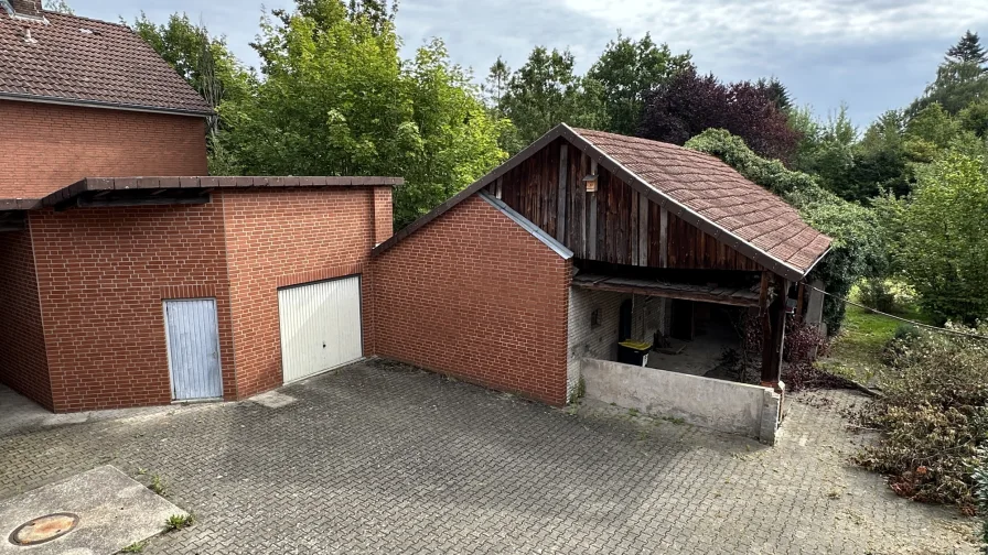 Ansicht Garage und Nebengebäude