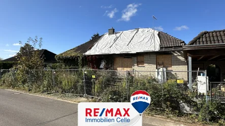  Hausansicht - Haus kaufen in Lachendorf - Brandruine zum Wiederaufbau – Einfamilienhaus mit Garage und Carport! (SY-6365)