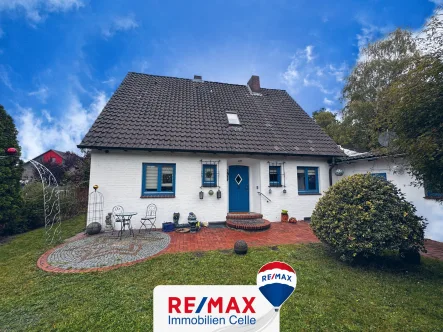 Titelbild - Haus kaufen in Celle / Vorwerk - Exklusives Siedlungshaus mit Atelieranbau und besonderen Wellness-Extras in begehrter Lage!(NJ-6381)