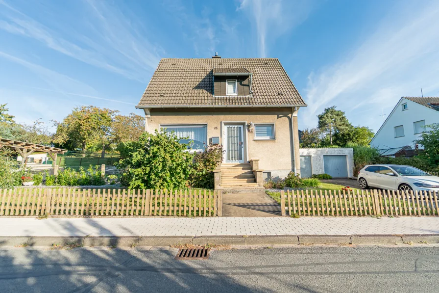 Hausansicht, Straßenseite - Haus kaufen in Ense - Klein, aber fein: Ihr Zuhause auf einem Erbpacht-Grundstück in ruhiger Lage in Ense!