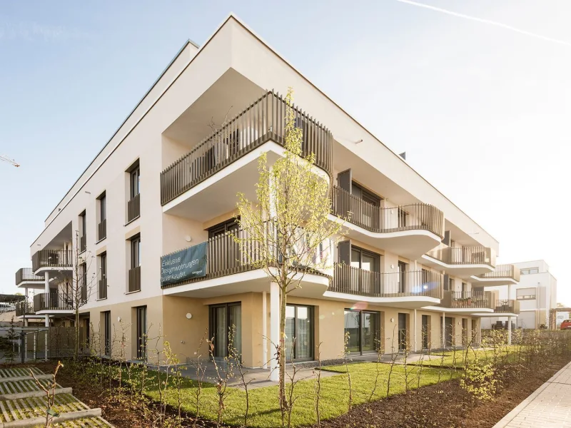 Gebäudeansicht - Wohnung mieten in Korntal - Traumhafte 2-Zimmer-Wohnung mit Terrasse, Garten und moderner Ausstattung.