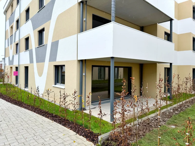 Gebäudeansicht und Terrasse - Wohnung mieten in Maichingen - 3- Zimmer Wohnung im Erdgeschoss mit gemütlicher Terrasse. 