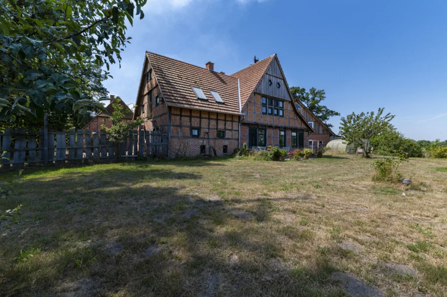 Blick auf die hintere Terrasse - Haus kaufen in Rahden - Rarität:Leben auf dem Land und doch Stadtnah: energetisch top (A/A+) Glasfaser im Außenbereich