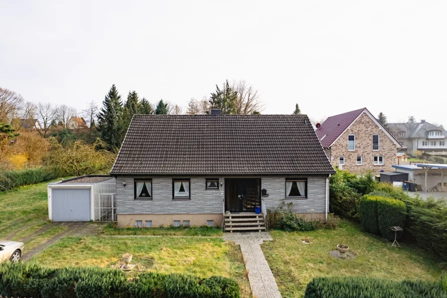 Straßenansicht des Hauses - Haus kaufen in Porta Westfalica - Großes Grundstück mit Bungalow wunderbarer Blick auf das "Kaiser-Denkmal"