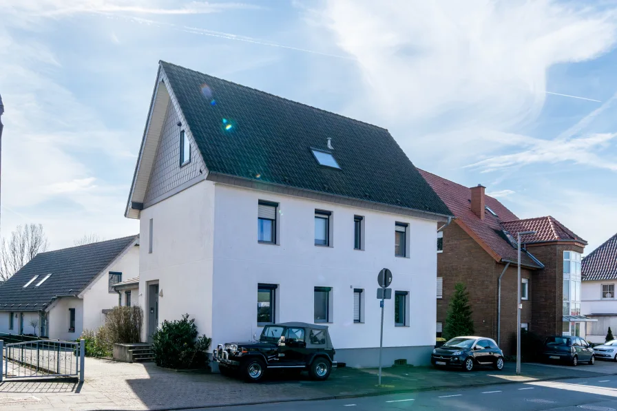 Zwei Gebäude auf einem Grundstück - Haus kaufen in Bielefeld (Brackwede) - Gebäudekomplex im sehr guten Zustand: kernsaniert, An-/Neubau in 2000/2001