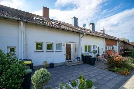 Hausansicht mit Vorplatz - Haus kaufen in Bielefeld - Sehr gepflegtes Reihenhaus für die kleine Familie