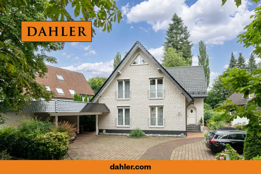 Hausansicht mit Carport - Haus kaufen in Bad Salzuflen - Wunderbar gelegen - Top-ZustandNeuaufbau auf dem Kellergeschoss im Jahr 2000