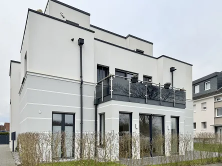 Hausansicht  - Wohnung mieten in Rheda-Wiedenbrück - Moderne 3-Zimmer Erdgeschosswohnung mit Süd-Terrasse (Energieeffizienzklasse A)