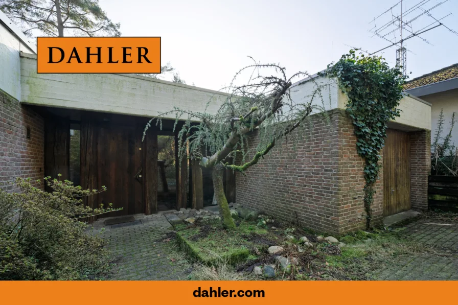 Hausansicht mit Eingangsbereich und Garage - Haus kaufen in Bielefeld - Großzügiger Bungalow mit Charakter in bevorzugter Lage des Teutoburger Waldes (am Naturschutzgebiet)