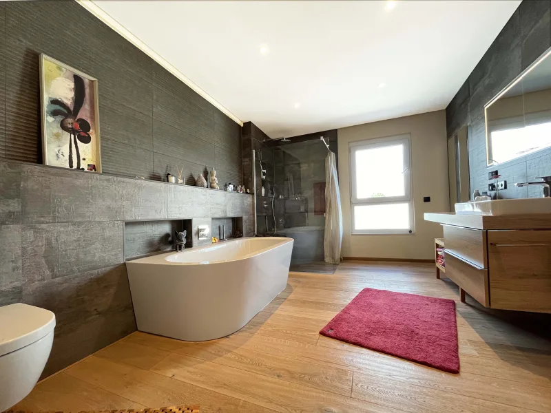 Komfortables Badezimmer mit Wanne und Dusche