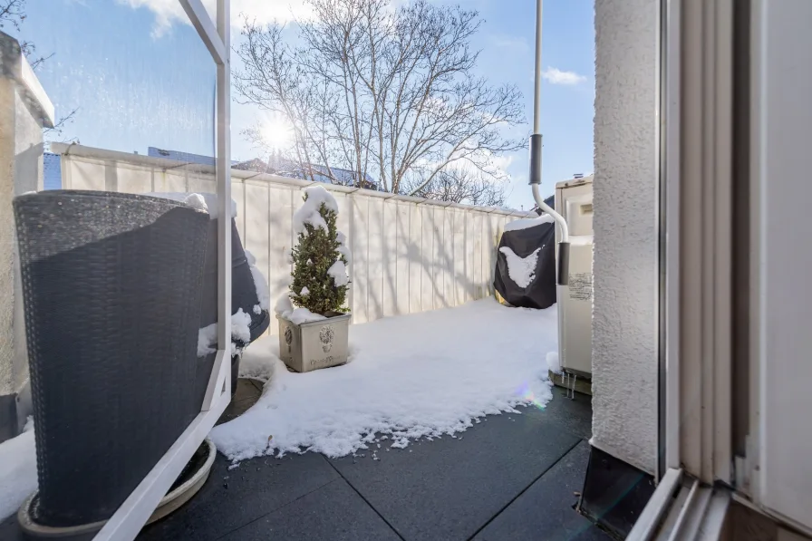 Der Süd-Ostbalkon mit Natursteinplatten