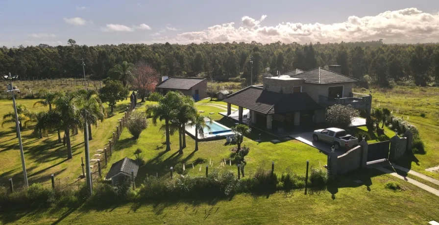 Haus Luftansicht neu - Haus kaufen in Bello Horizonte - Exklusive Architektenvilla mit Pool in traumhafter Lage von Bello Horizonte / Uruguay