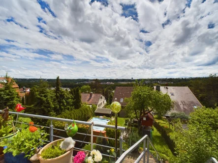 Balkon mit Blick in den Garten - Haus kaufen in Stuttgart - Traumhafte Aussicht garantiert ! Einfamilienhaus mit Pool und Einliegerwohnung im Dachswald