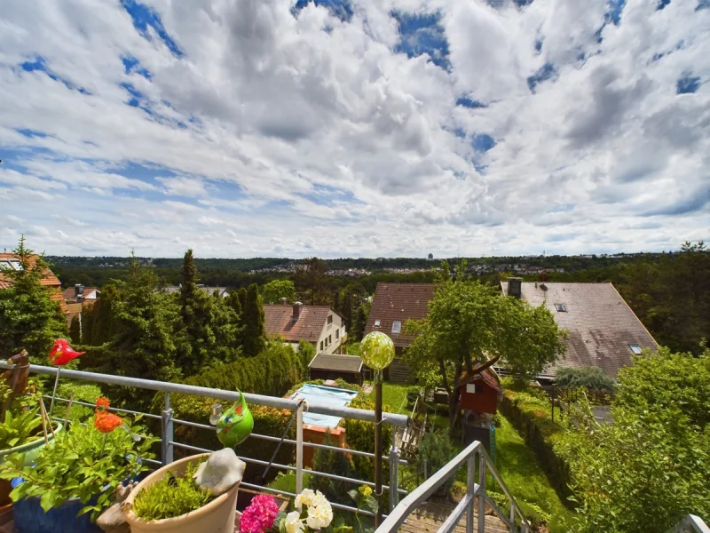 Balkon mit Blick in den Garten - Haus kaufen in Stuttgart - Traumhafte Aussicht garantiert ! Einfamilienhaus mit Pool und Einliegerwohnung im Dachswald