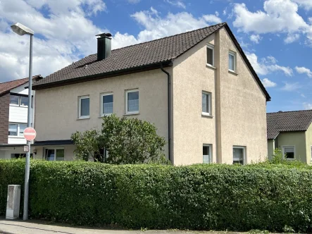 Hausansicht - Haus kaufen in Neuhausen auf den Fildern - EFH mit viel Potential zum MFH. Großer Garten 740 m², 3 SP, 1 große Garage, 2 Balkone, komplett frei