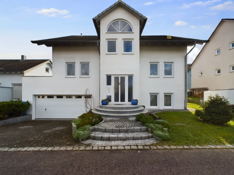 Hausansicht Front - Haus kaufen in Lorch / Waldhausen - Architektenhaus, freistehend, schöner Garten, Doppelgarage, SP, 2 x TLB, Balkon, Terrasse, 6 Zimmer