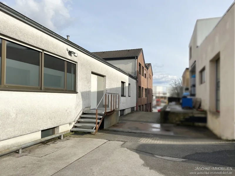 Hinterer Gebäudeteil - Zinshaus/Renditeobjekt kaufen in Aachen - JÄSCHKE - vermietete Gewerbehalle in bester Lage mit ca. 164 m² großen Wohnung