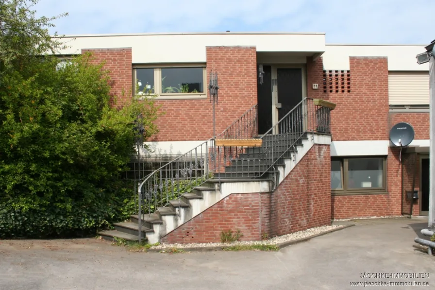 Außenansicht - Haus kaufen in Aachen - JÄSCHKE - Wohnen und Arbeiten unter einem Dach - vielseitig nutzbarer Bungalow in zentraler Lage