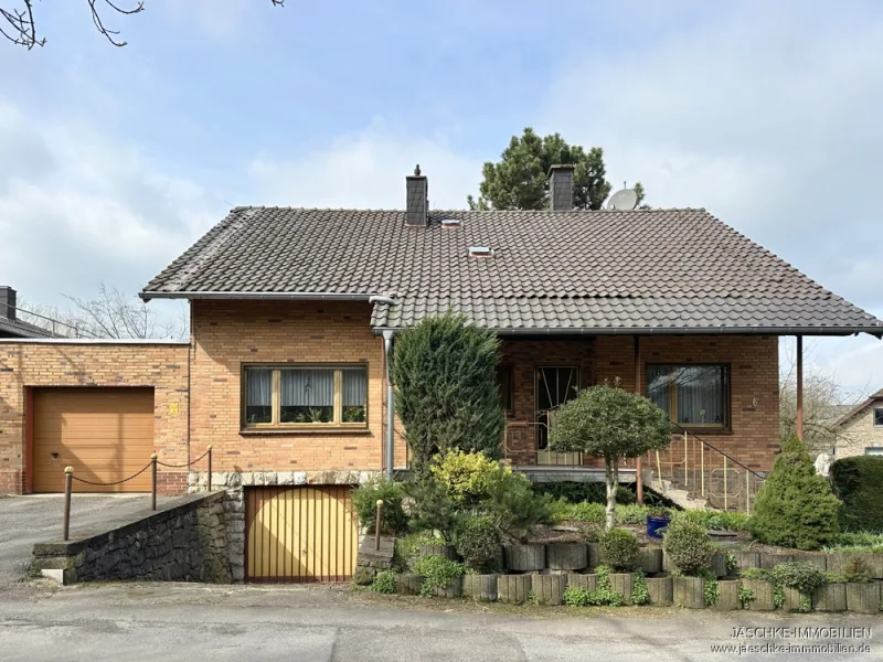  - Haus kaufen in Stolberg (Rheinland) / Gressenich - JÄSCHKE - Geräumiges Einfamilienhaus mit Potenzial in Gressenich